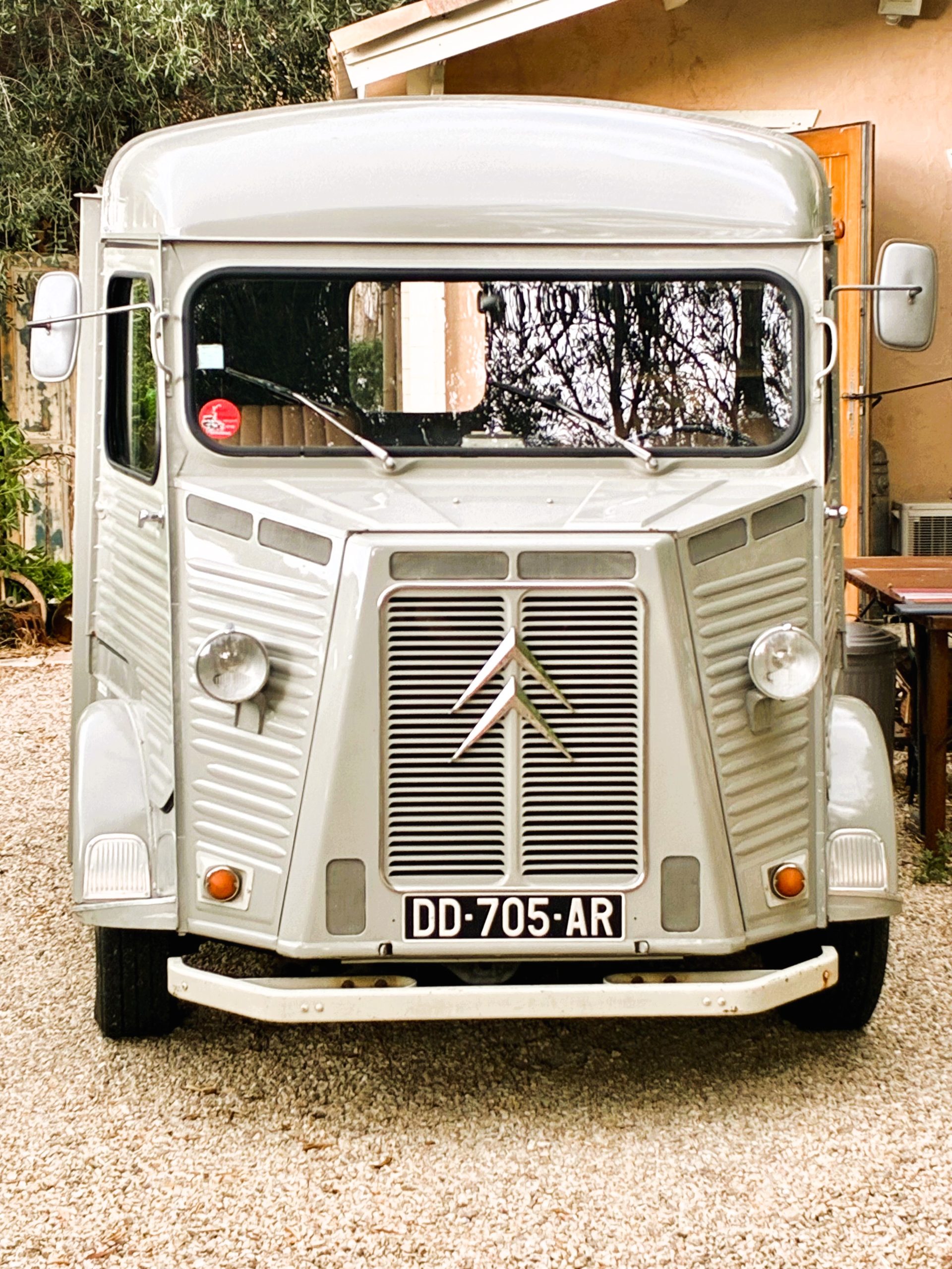 Vue frontale de la voiture de travail Francliange utilisée par Francesca pour ses projets artistiques et décoratifs.