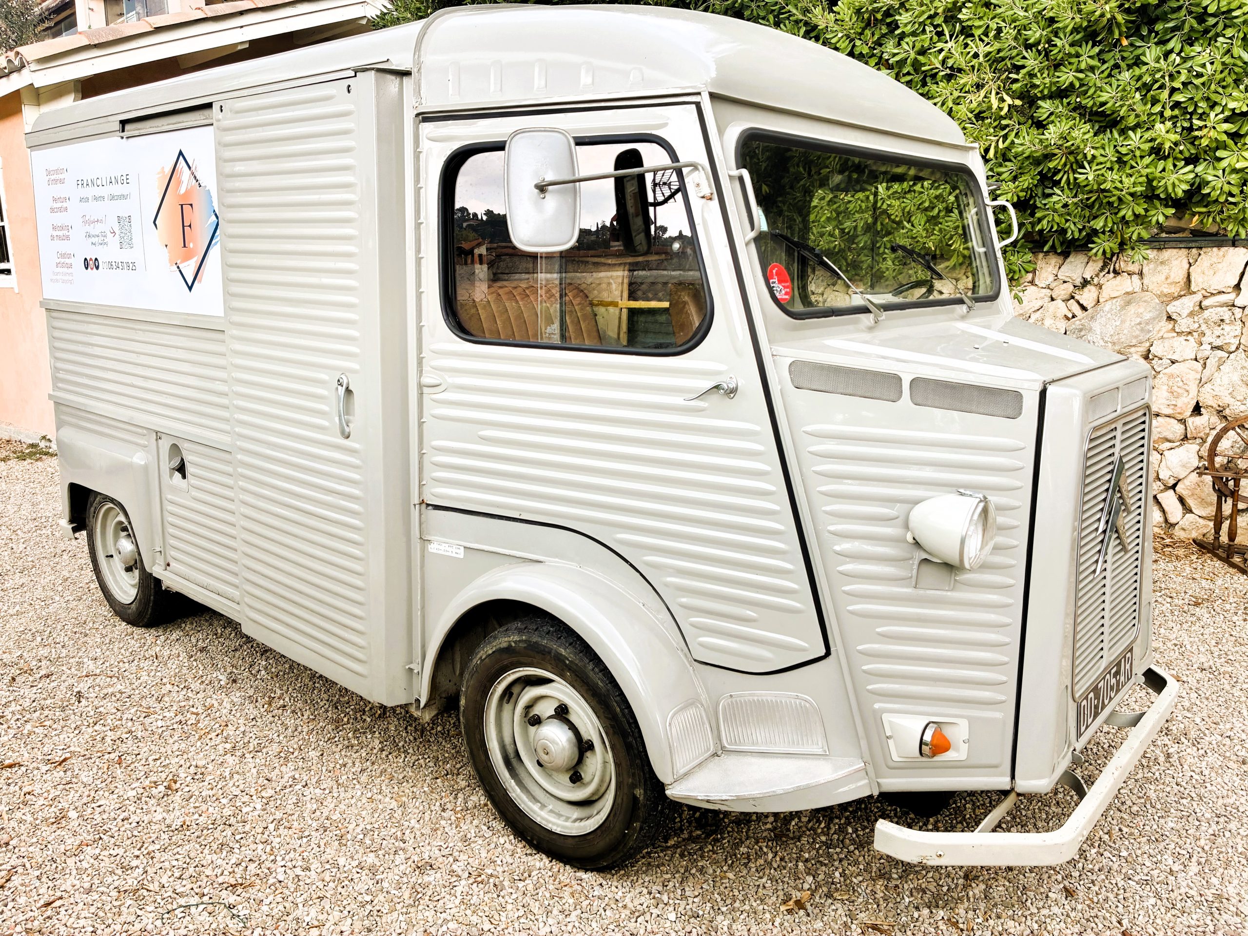 Voiture professionnelle Francliange utilisée par Francesca pour ses projets de création artistique et décoration.