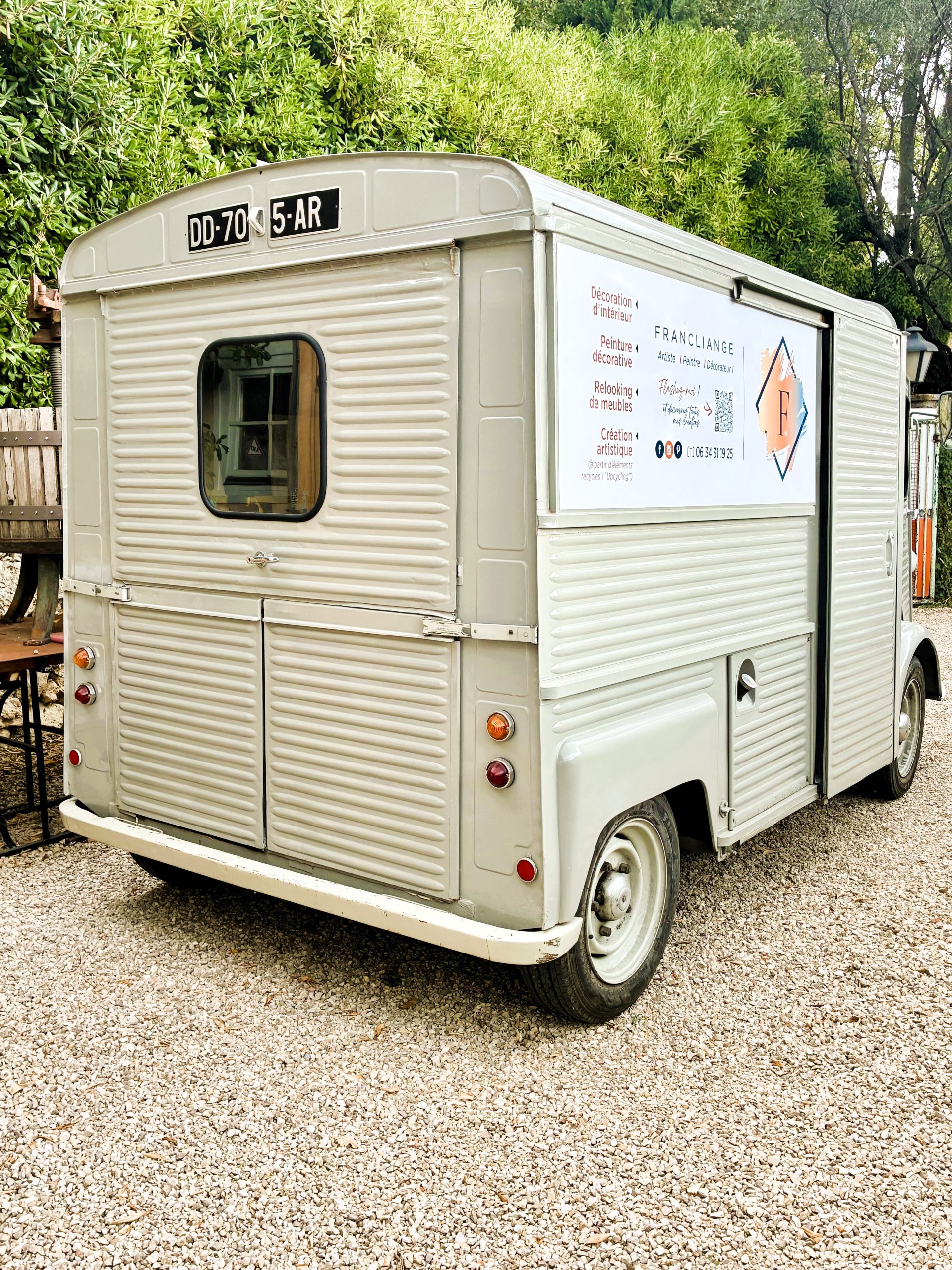 Voiture de travail Francliange utilisée par Francesca pour ses projets artistiques et décoratifs.