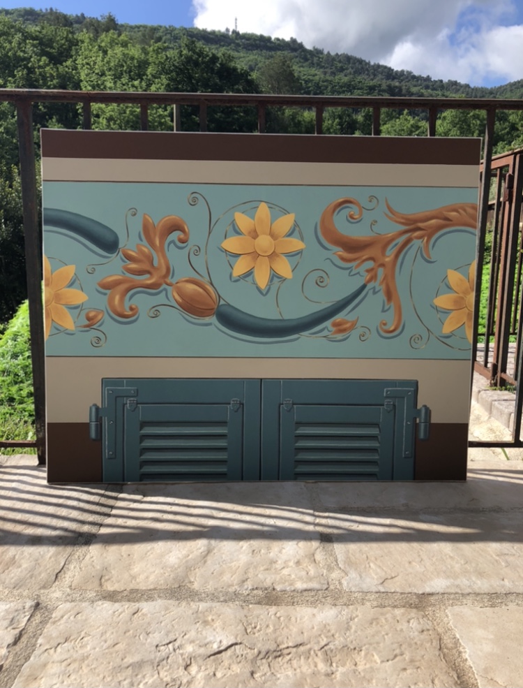 Peinture décorative murale avec motifs floraux et arabesques réalisée sur façade extérieure